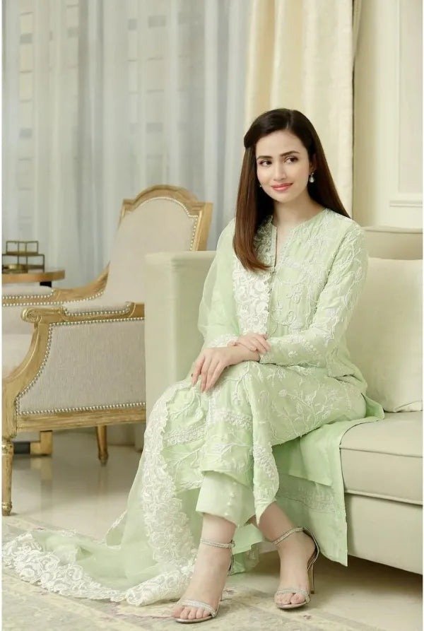 Bareeze – EC109 | Unstitched | Embroidered Lawn 3 Piece
